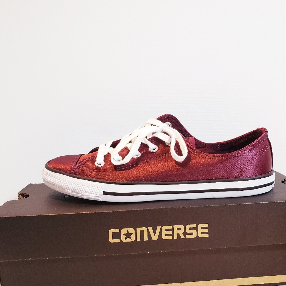 NWOT, Converse Chuck Taylor Dainty Sangria Sneaker